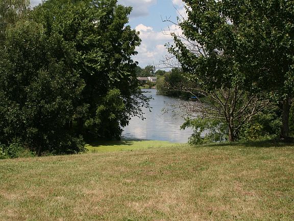 4th image of 412 Village Dr