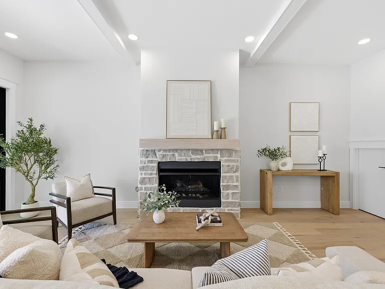 920 W Alfred St — Photo 3