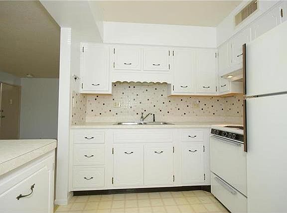 3rd image of 816 Dumont Pl APT B