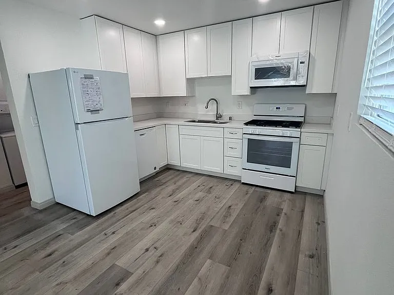 202-204 Calla Ave — Photo 3