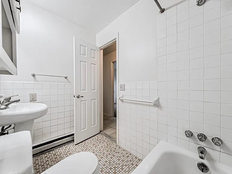 Jordan Court Apartments — Photo 8