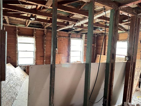 4th image of 404 E Esplanada St