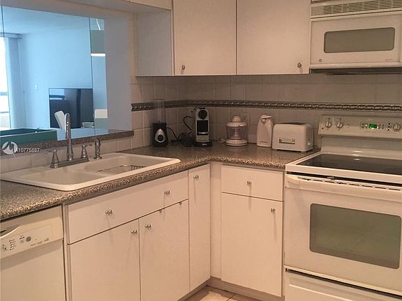 4th image of 2555 Collins Ave #2307-1