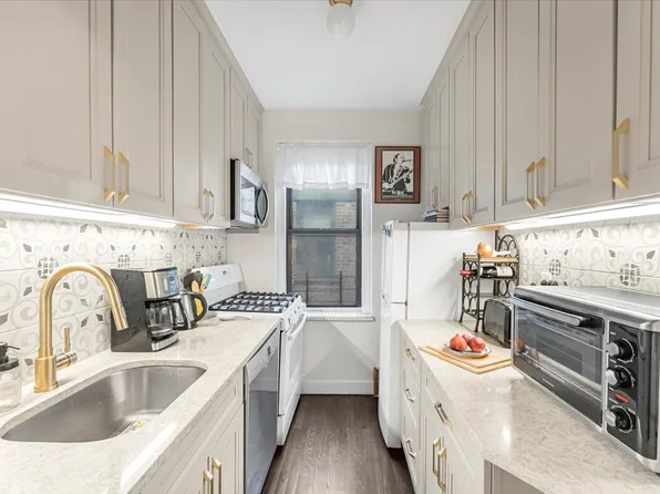 306 Mosholu Parkway image 5 of 11