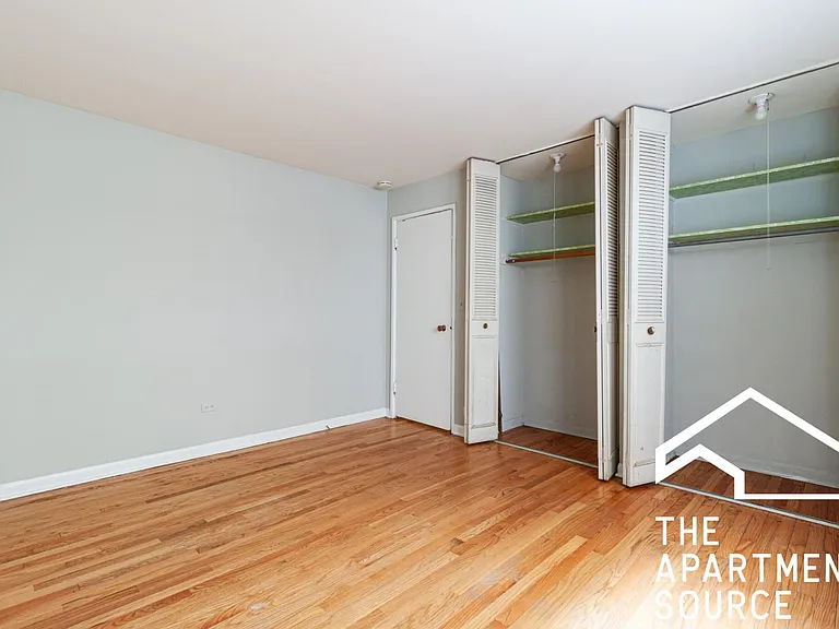512 W Briar Pl #209 — Photo 2