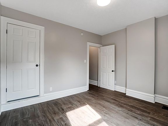 2nd image of 906 Oakwood Ave #906