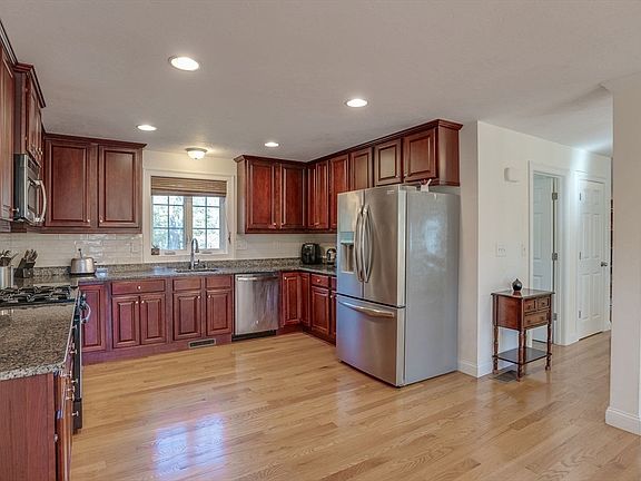 4th image of 11 Newbury St Unit 9