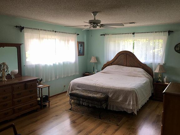 5th image of 410 Herrick Ave