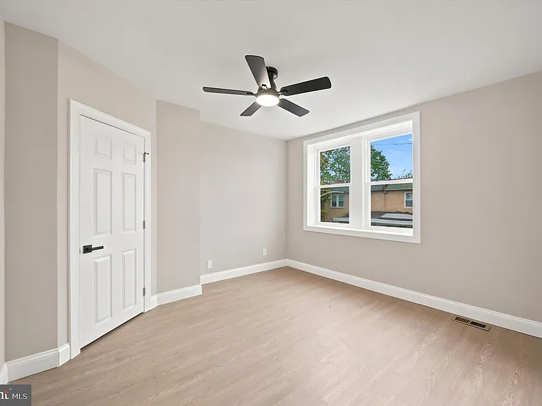 914 E Stafford St — Photo 12