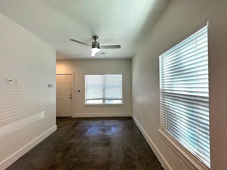 1109 W 22nd St — Photo 35