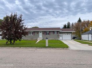 305 5th St W, Park River, ND 58270