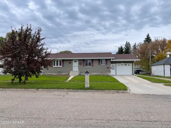 305 5th St W, Park River, ND 58270