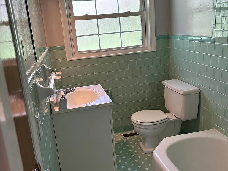 1220 Fort Dr — Photo 6
