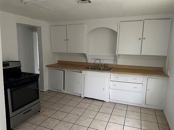 4th image of 1007 S Broadway St