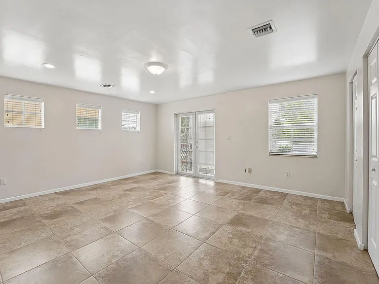 819 SW 7th Ave — Photo 24