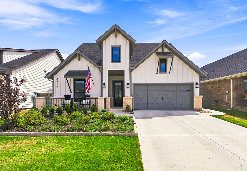 8716 Bur Oak Dr