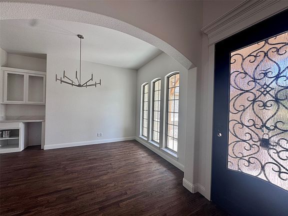 5th image of 5025 Glenoaks Ct