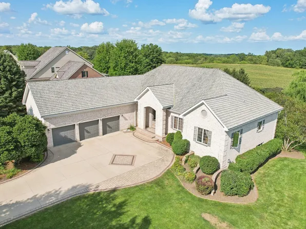 8757 Country Shire Ln, Spring Grove, IL 60081
