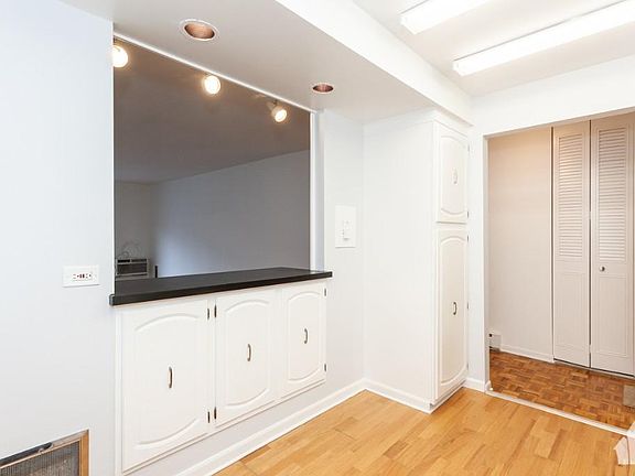 5th image of 4320 N Clarendon Ave APT 2021