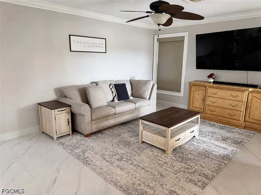 3 bed, 2.0 bath, 1306 sqft, $2,000 — Photo 2