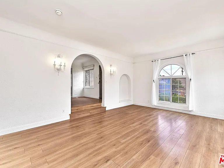 1120 S Plymouth Blvd — Photo 16