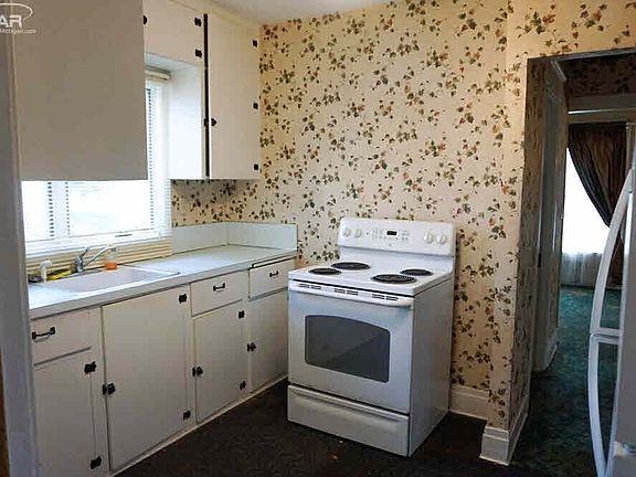 3rd image of 405 N Lapeer St