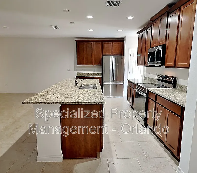 4 bed, 2.5 bath, 2032 sqft, $2,299 — Photo 4