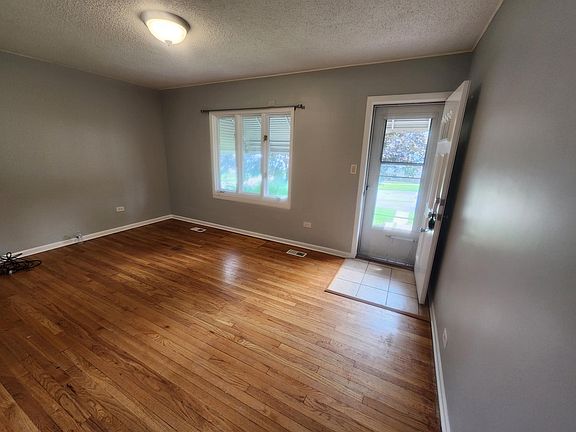 5th image of 18124 Oakwood Ave #A