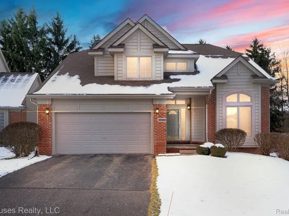 30658 Maplewood Cir, Farmington, MI 48331