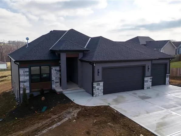 19101 Library Dr, Weston, MO 64098