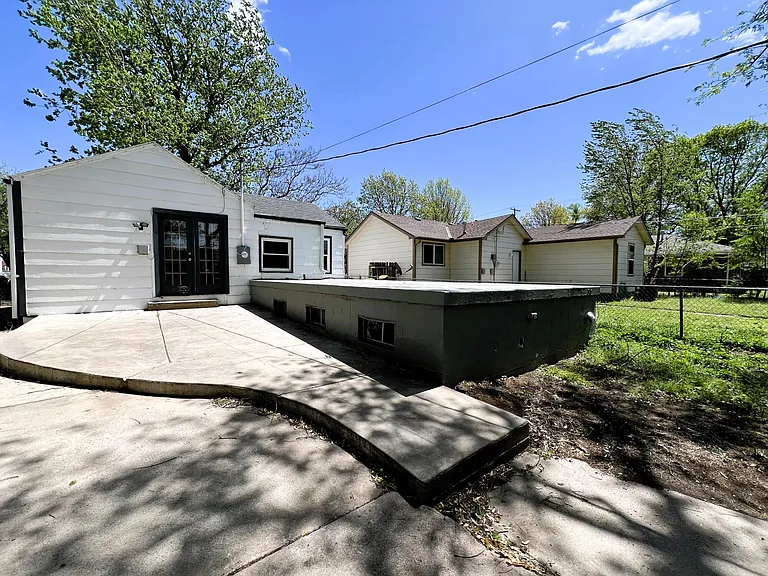 141 S Custer Ave — Photo 18