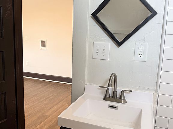 5th image of 15 N Irvington Ave #4