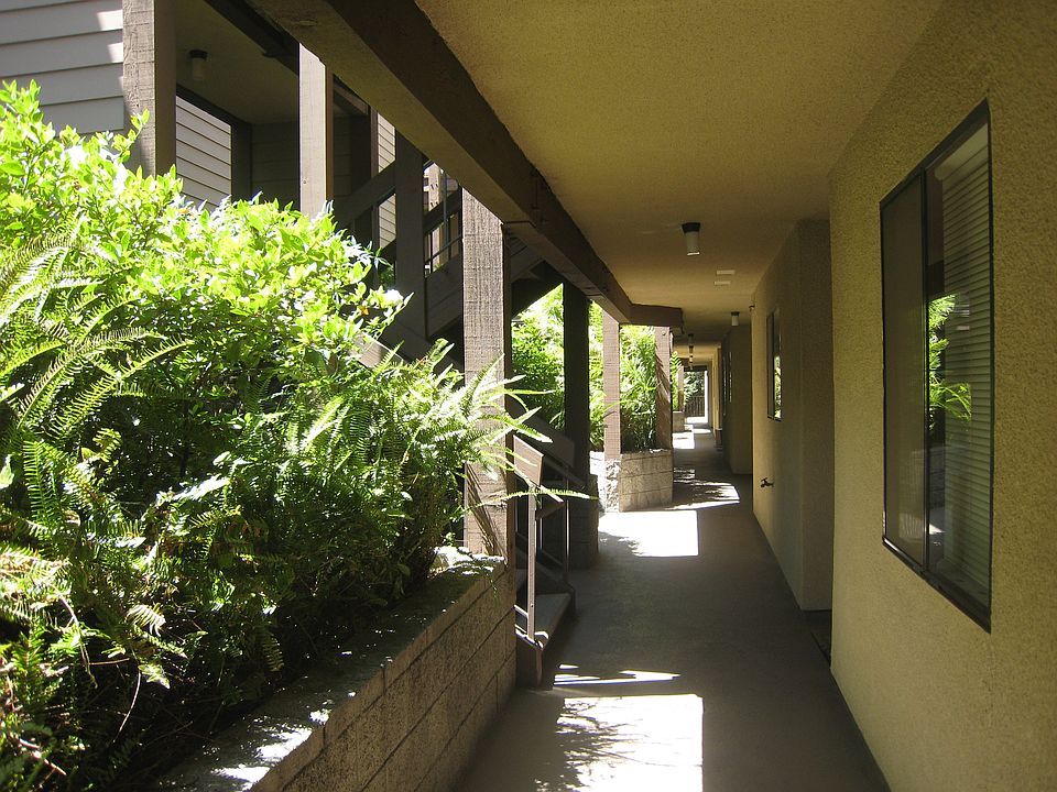 2nd image of 1219 N Columbus Ave APT 204