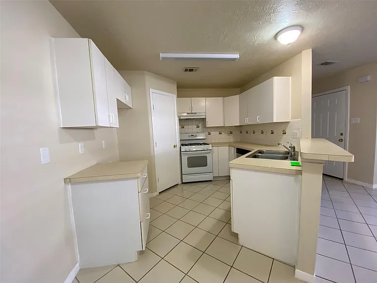 311 Willowick St — Photo 7