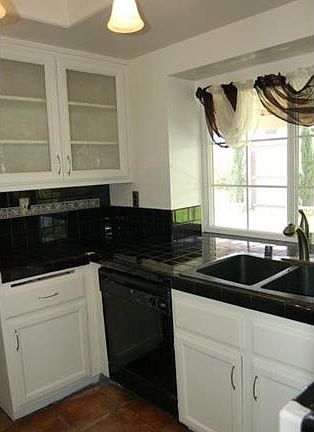 5th image of 1059 W 56th St