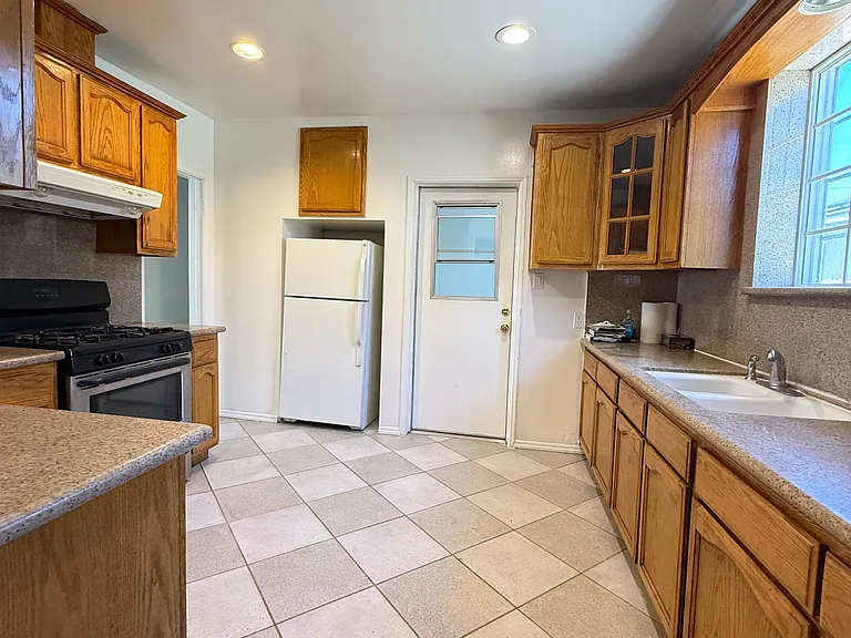 8669 Cypress Ave — Photo 3