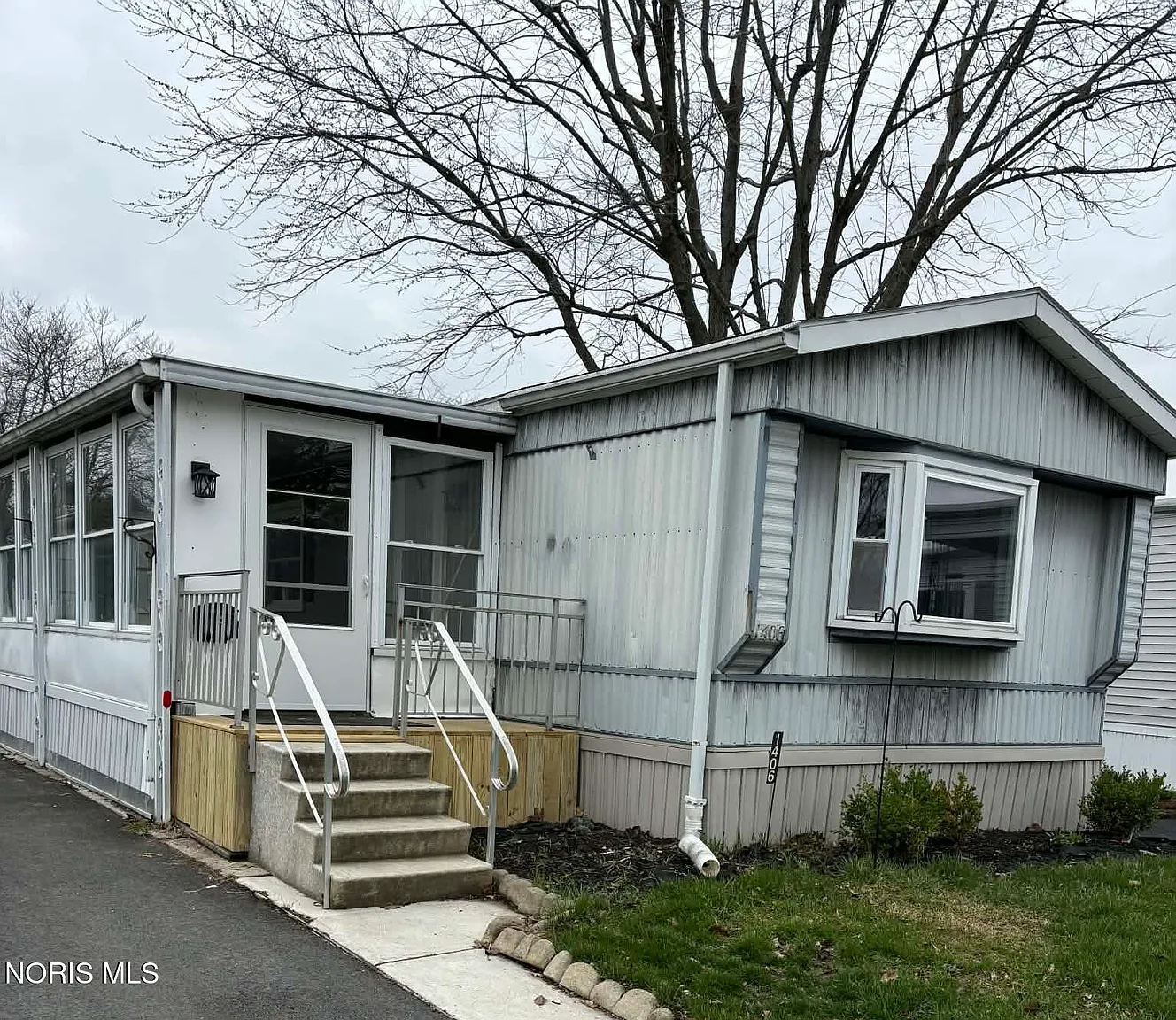 1406 Huntington Dr photo 1