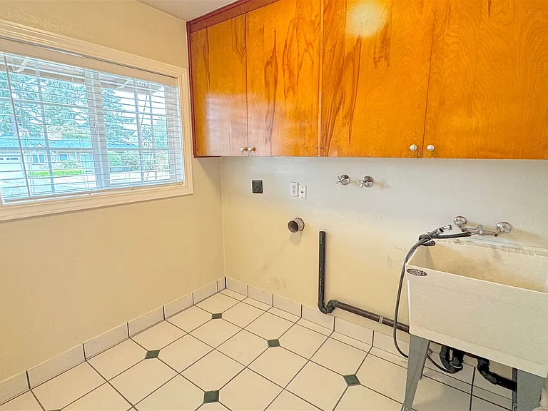 1480 SW Huntington Ave — Photo 7