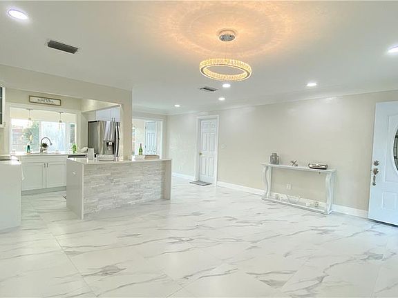 4th image of 3229 Knottypine Ave