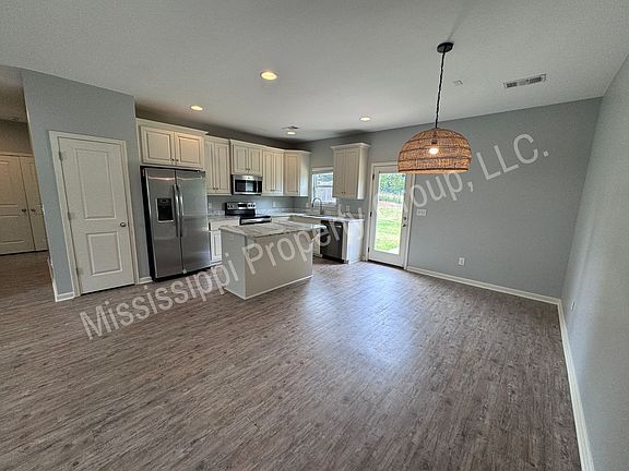 4th image of 1010 Briarwood Dr