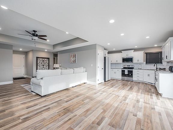 5th image of 947 N Cottonwood Ct