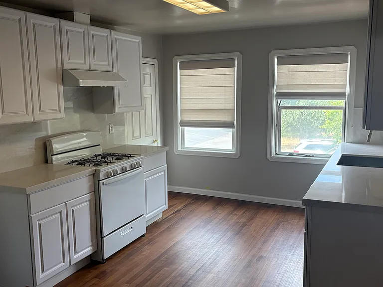 2042 Jackson Ave — Photo 8