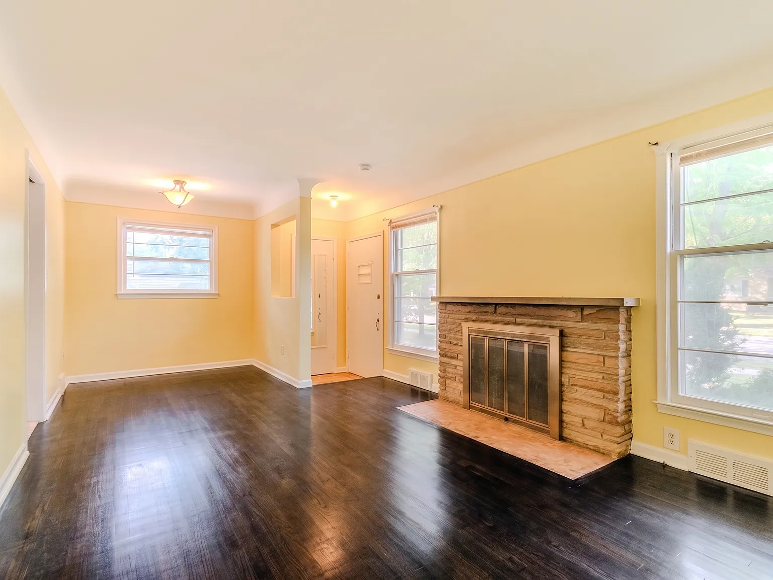 3 bed, 1.5 bath, 1150 sqft, $1,895 — Photo 3