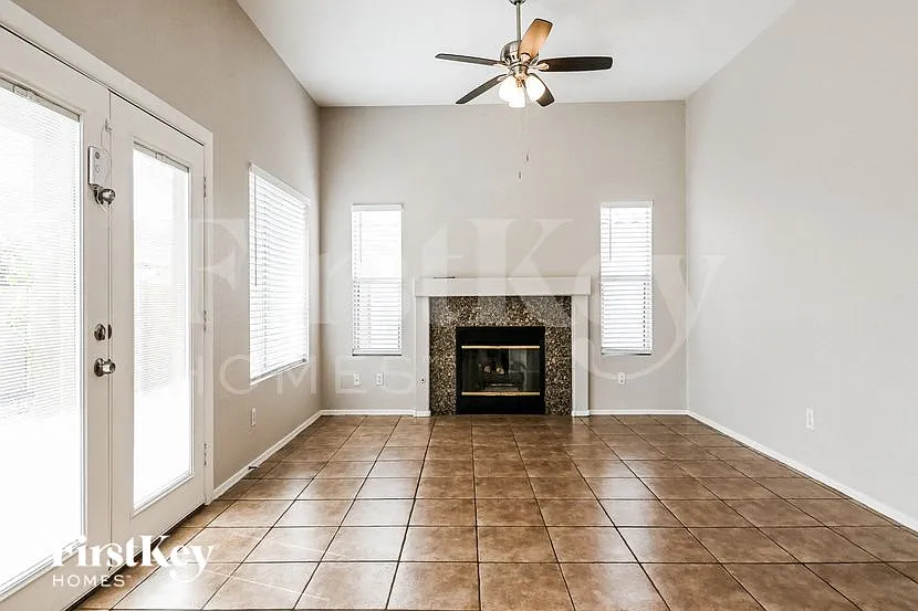 4 bed, 2.5 bath, 2447 sqft, $2,370 — Photo 2