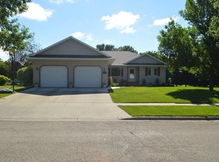 1116 Redwood Ln, Aberdeen, SD 57401