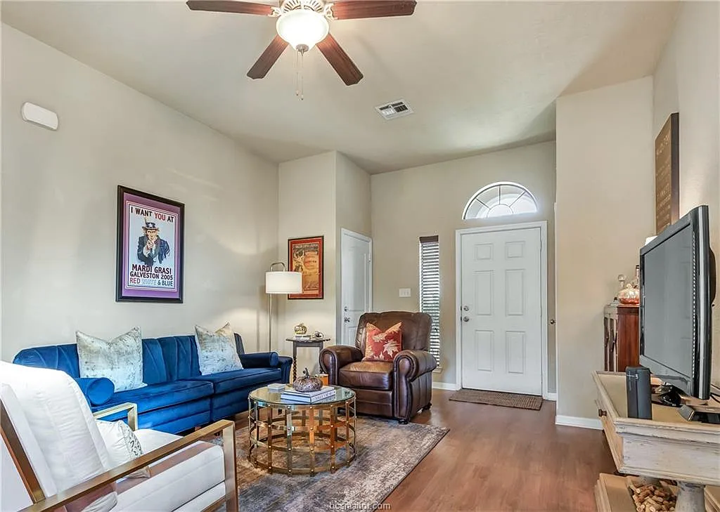 3 bed, 1190 sqft, $1,900 — Photo 3
