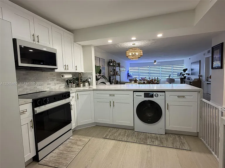 3111 NE 51st St #106C — Photo 8