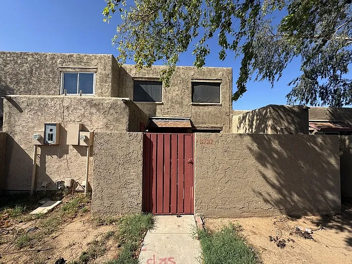 2 bed, 1.0 bath, 924 sqft, $1,295 — Photo 1