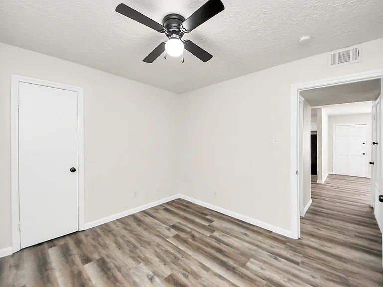 2110 Melbourne St — Photo 17