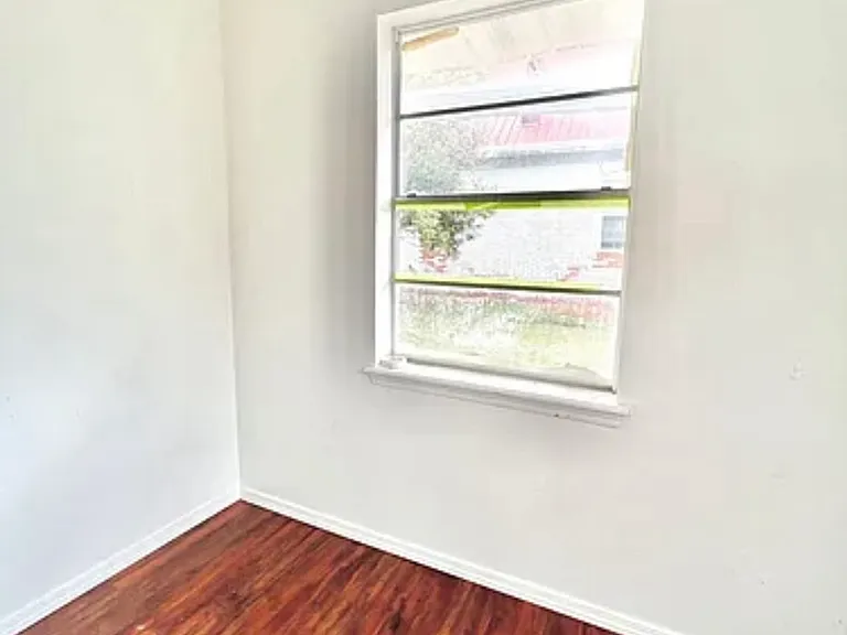 233 S Draper Ave — Photo 2